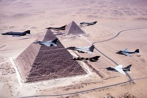 F-111D над пирамидами долины Гиза, 1983 г.jpeg