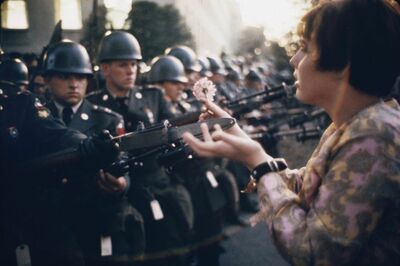 Фотография-Марка-Рибу-Снимок-был-сделан-во-время-акции-протеста-против-вьетнамской-войны-Девушка-с-цветком-в-руках-1024x682.jpg