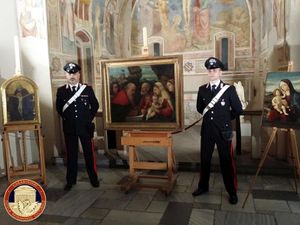 Ps Carabinieri-with-stolen-works 1461143920.jpg
