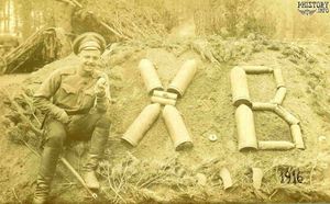 Русский солдат отмечает Пасху на Восточном фронте, 1916 г.jpg