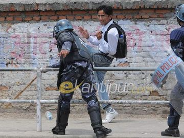 Maoists Singhadurbar picketing on sunday 6.jpg
