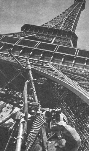 Немецкий пулеметчик на фоне Эйфелевой башни. 1940 г..jpg