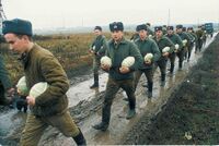 Российские солдаты тащат капусту, 1990ые.jpg