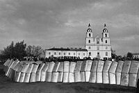 Стена из щитов Витраж-АТ на фоне минского Свято-Духов ного Кафедрального Собора, середина 90-х гг..jpg