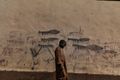Ребенок-альмаджири на фоне стены с детскими рисунками РПГ-7, бассейн озера Чад, 2018 г. Автор Марко Гвалаццини..jpg