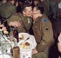 Дружественный поцелуй между русским и американским солдатами в Германии в 1945 г..jpg