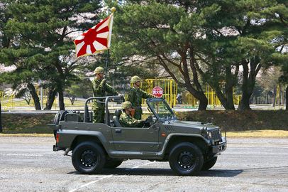 1024px-JGSDF Type73 (new) Kogata Truck (12th Br.) &Flag of JSDF.jpg