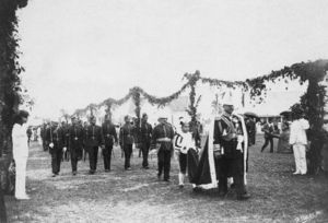 George Tupou II going to the Opening of Tongan Parliament, 1900.jpg