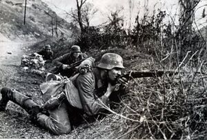 Немецкие солдаты, попавшие под ю обстрел на дороге, ведут ответный огонь. Югославия, 1941 г..jpg