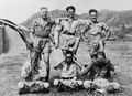 Австралийцы из RAAF с пленными японскими солдатами, которые повторяю позу 3-х мудрых обезьян, 1945 г..jpg