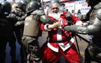 Чилийские полицейские задерживают Санта-Клауса во время студенческих протестов 22 декабря 2011 г..jpg