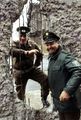 Пограничник ГДР и полицейский ФРГ у Берлинской стены. Западный Берлин. 1990 год..jpg