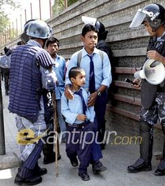Maoists Singhadurbar picketing on sunday 19.jpg
