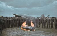 Пилоты Люфтваффе (He–111) на ритуале приема новых летчиков в свои ряды, Харьков, 1942 год. Смысл – сжечь свой страх..jpg