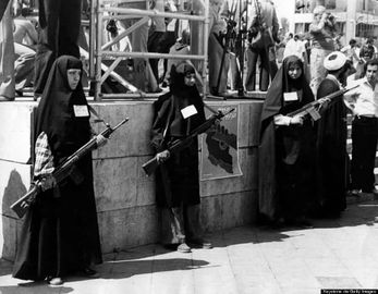 Iranian-Revolution-guards-1979.-Huffington-Post.jpg