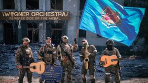 Наёмники ЧВК Вагнера с музыкальными инструментами, обыгрывая свое прозвище "музыканты" и "оркестр", 30 мая 2022 г.jpg