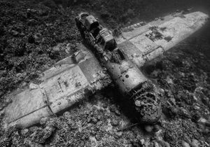 Сбитый японский палубный бомбардировщик-торпедоносец Nakajima B5N в водах архипелага Палау.jpg