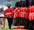 Солдат гвардейской пехоты генерал-губернатора Канады упал в обморок на церемонии обмена, Оттава, 30 июня 1997.jpg