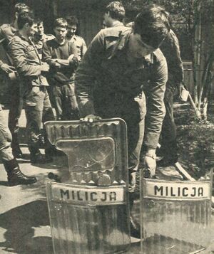 Warszawskie ZOMO pokazuje tarcze uszkodzone podczas walk ulicznych 3 maja 1982 roku..jpg