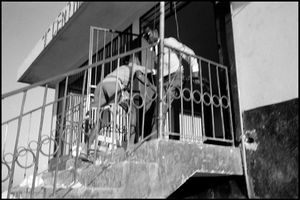 Тотнтон без униформы бросает мародера с дестницы, 1986.jpg