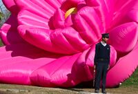 Непальский полицейский на фоне огромной надувной фигуры цветка, Катманду, 2008 г..jpg