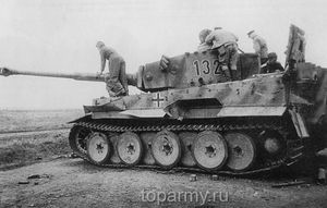 Sovetskiye ofitsery osmatrivayut nemetskiy tank Tigr.jpg