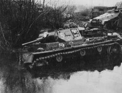 Немецкий танк Pz.Kpfw. III Ausf. H, застрявший в реке на Восточном фронте.jpg