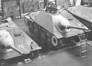 САУ Jagdpanzer 38 (т) Hetzer на линиях заводской сборки..jpg
