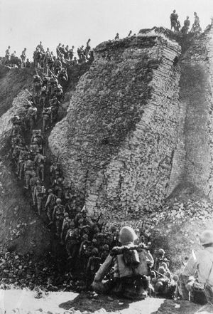 Японские пехотинцы на Великой Китайской стене. Китай. Японо-китайская война. 1938г..jpg