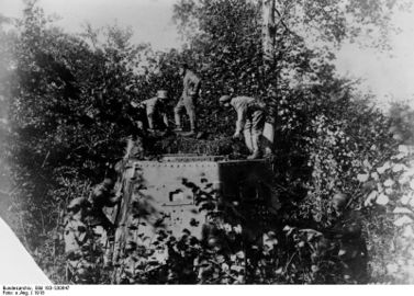 Bundesarchiv Bild 183-S30647, Westfront, Tarnung eines deutschen Panzers.jpg