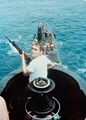 Подводник ВМС Бразилии, вооруженный винтовкой FN49, охраняет своих коллег от акул, январь 1985 г.jpg