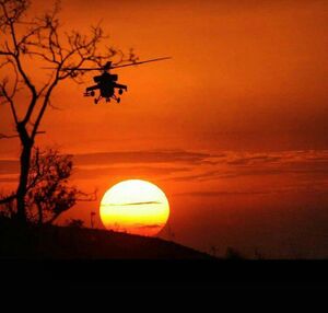 Боевой вертолет Ми-35М ВВС Венесуэлы на фоне заката, 2019 год.jpg