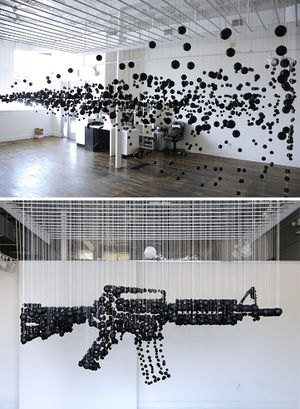 M16 из подвешенных гирь — инсталяция бруклинского скульптора Майкла Мерфи.jpg