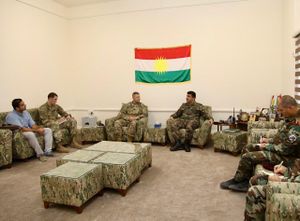 Курды с камуфлированной мебелью.jpg