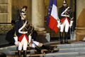 Гвардеец упал в обморок на ступеньках Елисейского дворца в Париже..jpg