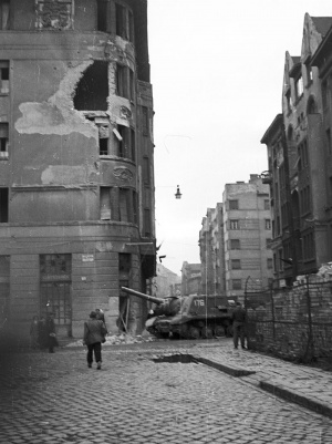 Déri Miksa utca a Fecske utcai kereszteződésnél. Harcképtelenné tett ISU-152-es szovjet rohamlöveg. Fortepan 24439.jpg