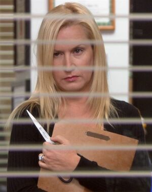 Анджела с ножницами угрожает оскару 8 серия 9 сезон.jpg