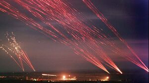 Зенитные орудия ведут заградительный огонь в ходе налета авиации НАТО на Белград. Союзная Республика Югославия, 1999-й год..jpg