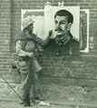 Американский солдат смотрит на портрет Сталина во время корейской войны, Корея с.1950.jpg