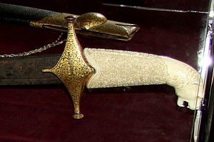 Резная рукоять сабли Надир-шаха, выполненная из слоновой кости, была отреставрирована Гаджибахмудом Магомедовым.jpg
