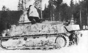 Советский солдат осматривает подбитый S35.jpg