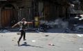 Повстанец стреляет в правительственных снайперов в Алеппо, Сирия, 2012 г..jpg