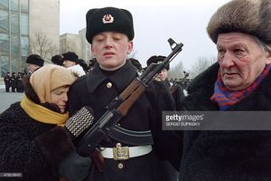 Служащий военно-морского флота СССР приносит присягу независимой Украине, январь 1992 г..jpg