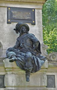 D'Artagnan statue Dumas Gustave Doré.jpg