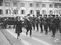 Una giovane donna si appresta ad entrare nella chiesa di San Giuseppe per partecipare alle nozze Mussolini-Buvoli; poco discosto un milite 03.02.1937.jpg