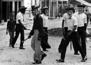 Макуты патрулируют улицы Гаити, 1988.jpg