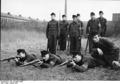 Bundesarchiv Bild 183-34431-0009, Erfurt, Kampfgruppen- Ausbildung.jpg