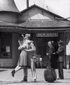 Девушка встречает своего любимого на вокзале Коннектикута, 1945г..jpg