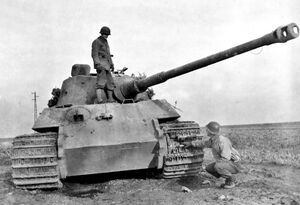 Немецкий танк «Королевский тигр» 506-го батальона, подбитый союзниками у Фрайальденховена.jpg