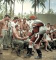Санта Клаус раздает подарки раненым американским солдатам на Рождество, Гуадалканал, 25 декабря 1944 г..jpg